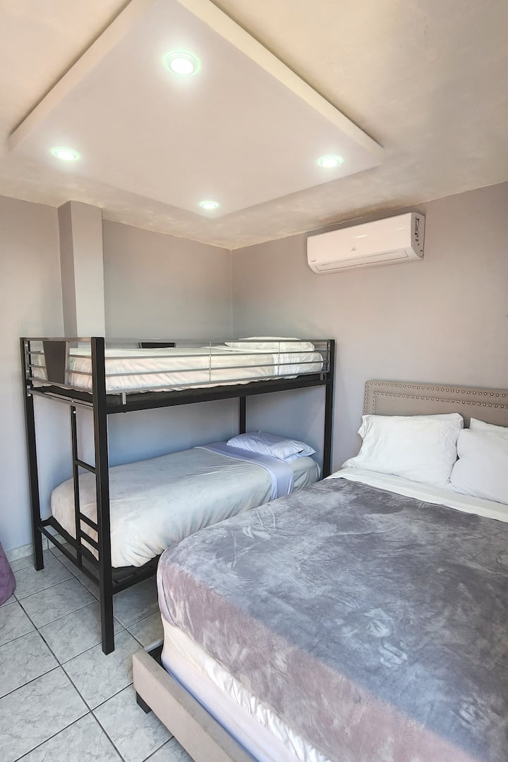 בית זעיר עם מיטה מלאה עם מיטת קומתיים זוגית לעד 4 אנשים, אידיאלי למנוחה ולהמשך הטיול שלכם.