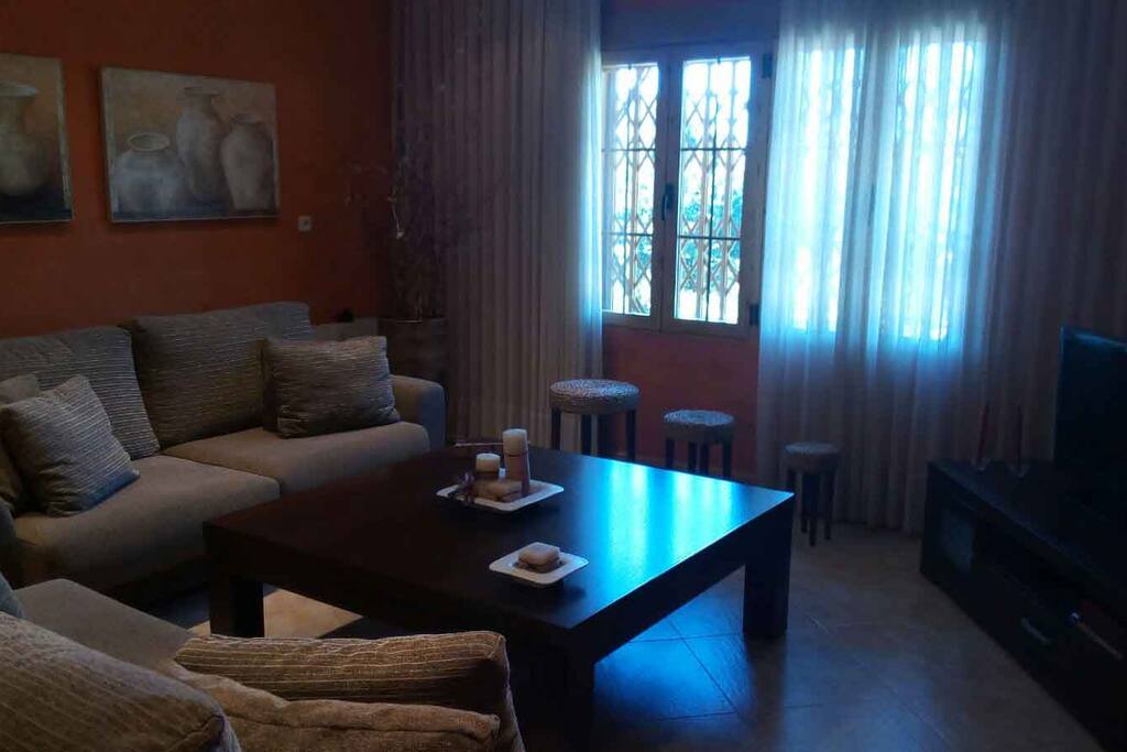 Comedor con 2 cómodos sofás y mesa para 8 comensales.