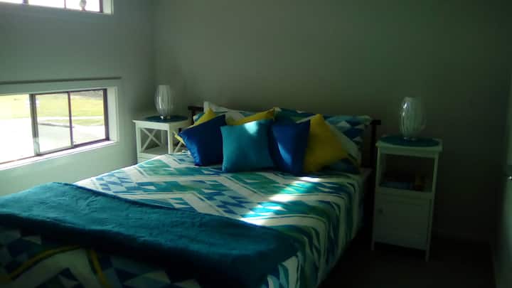 Спална соба со брачен кревет (широк 150-179 см).