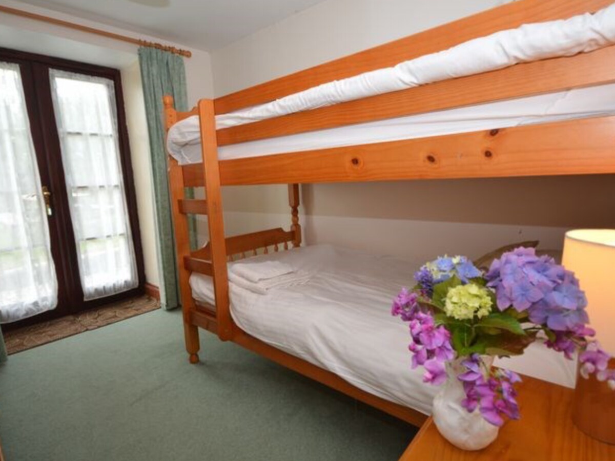 ห้องนอน 2 ชั้นพร้อมตู้เสื้อผ้าและตู้ข้างเตียง