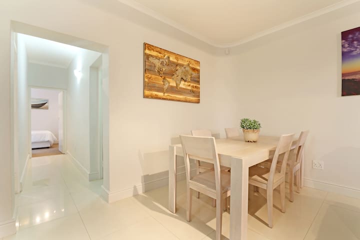 CAMPS BAY Next to the Beach Apartment gallery image 2