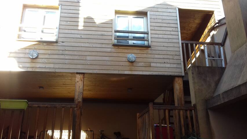 Chambre dans dépendance d'une maison de ville WIFI