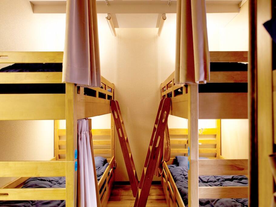 Every shared dormitory room is featuring with air-conditioner and free WiFi.
全てのドミトリールームにエアコンが完備されており、WiFiもご自由にお使い頂けます。