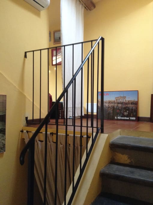 A sinistra del pianerottolo si entra nella camera "Fra i tetti di Pistoia"