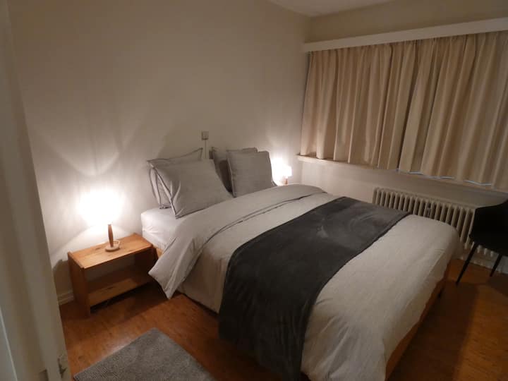 Dormitorio con cama matrimonial y armario empotrado. En la parte trasera, terraza estrecha.