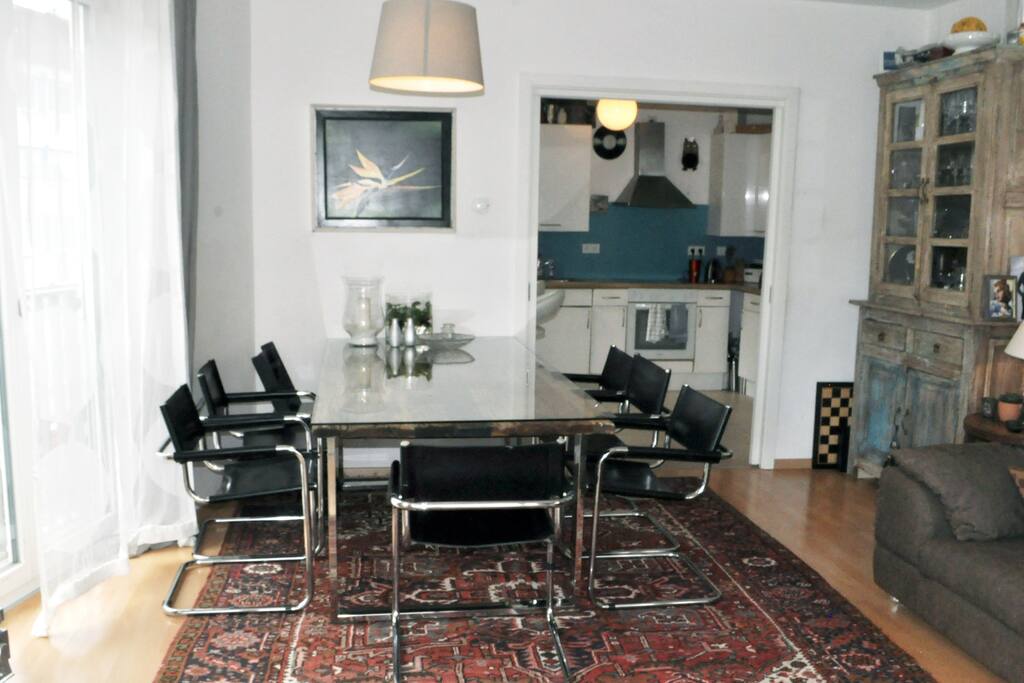 Wohnzimmer mit noblen Esstisch und Stühlen, wird auf ihre Personenanzahl angepasst.
Living room.
With classy table and chairs, is adapted to their number of persons.
