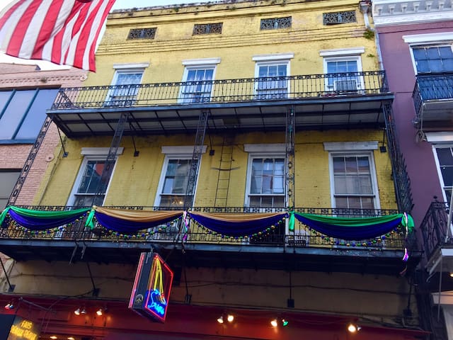 Exciting Bourbon Street Balcony Apt
