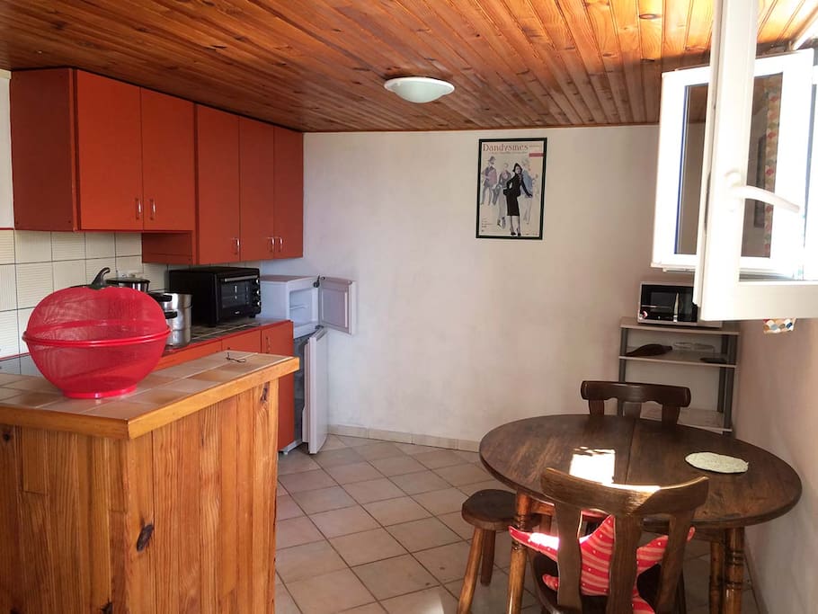 cuisine avec plaques, four et micro ondes,
nécessaire petit déjeuner