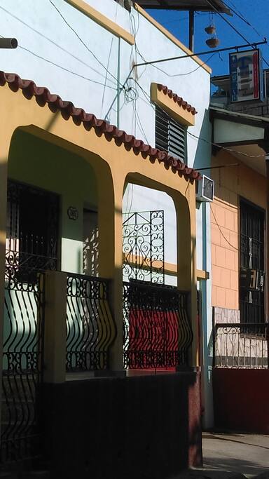 Entrada Principal a los Apartamentos, Casa de los Anfitriones.