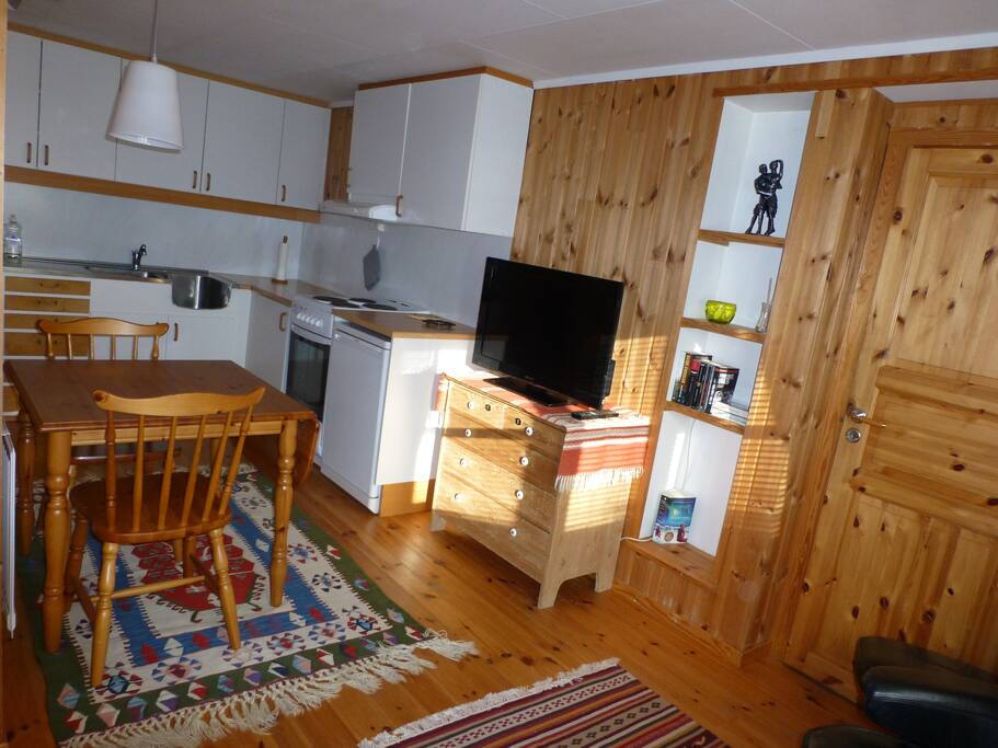 Kjøkken og spisebord. TV