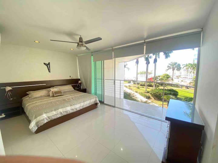 Hermosa y amplia recámara principal con cama King size terraza y una hermosa vista a la alberca y mar