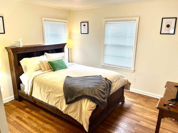 חדר שינה שני עם מזרן קווין נוח. 