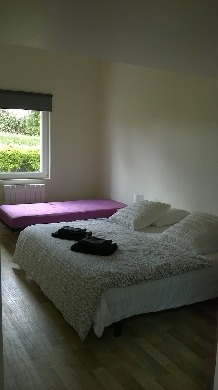 חדר שינה 2: 3 מיטות יחיד שניתן להתאים בהתאם לצרכים.