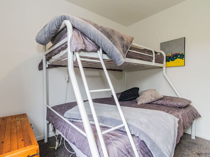 חדר שינה 2 - מיטה זוגית ומיטת יחיד