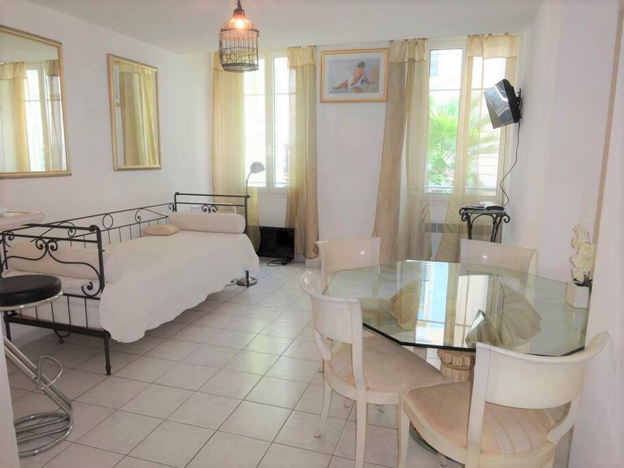 Charming first floor apartment: only 3 mins walk to the Palais and beaches (200 meters) , A/C, WIFI