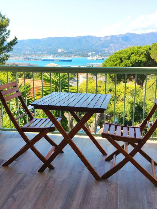 Terrasse sans vis-à-vis avec vue sur la plus belle rade d'Europe