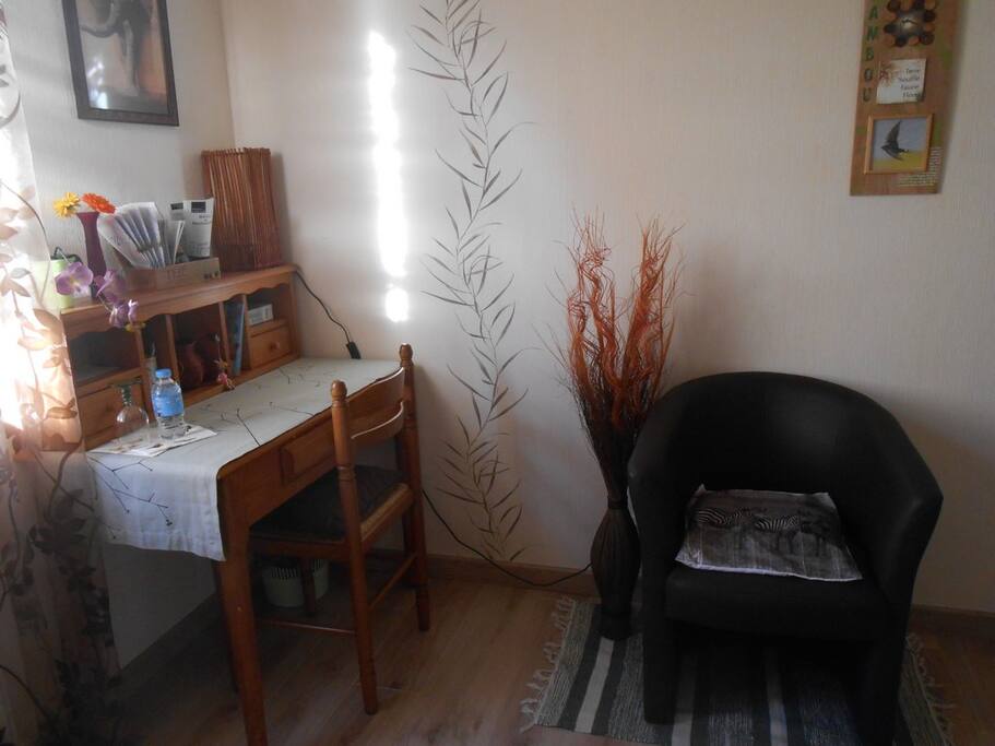 Espace travail dans chambre N°1