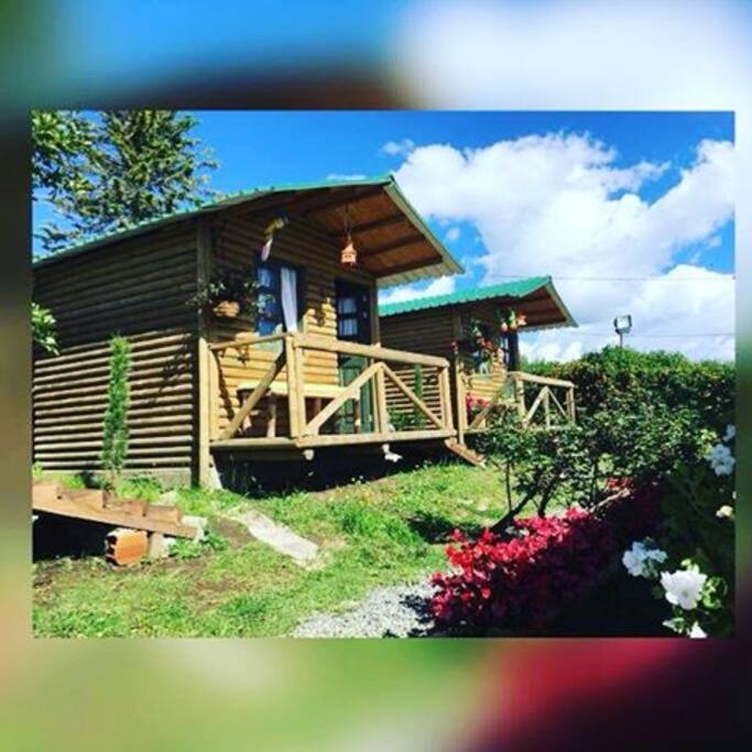 Los colores del cielo se mezclan con el las lindas flores y hermosa arquitectura del hostal.