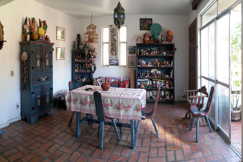 salle avec table por le déjeuner ou pour travailler
