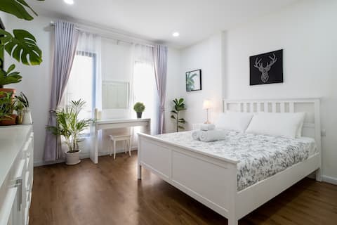 ElegantMid-Century Vibe Apartment @ Russian market