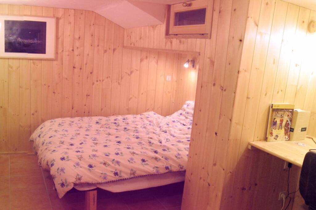 Chambre 2, un lit double