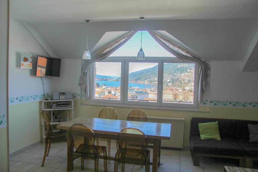 Le coin salle à manger avec vue sur le lac