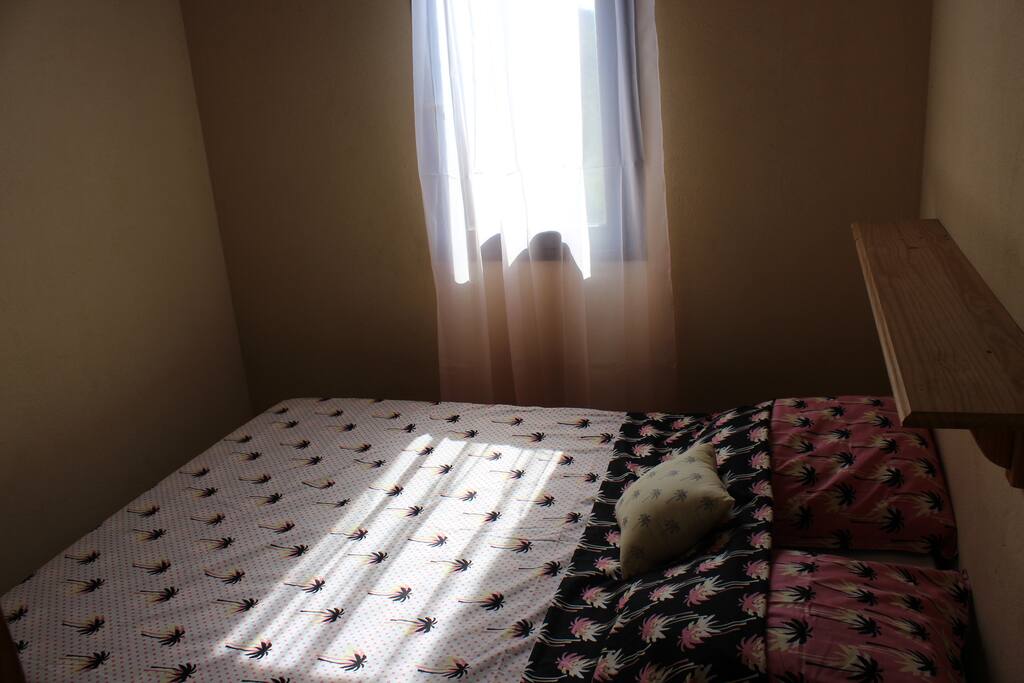 la chambre avec penderie et rangements