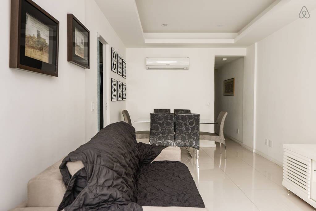Living room (view to the hallway)
