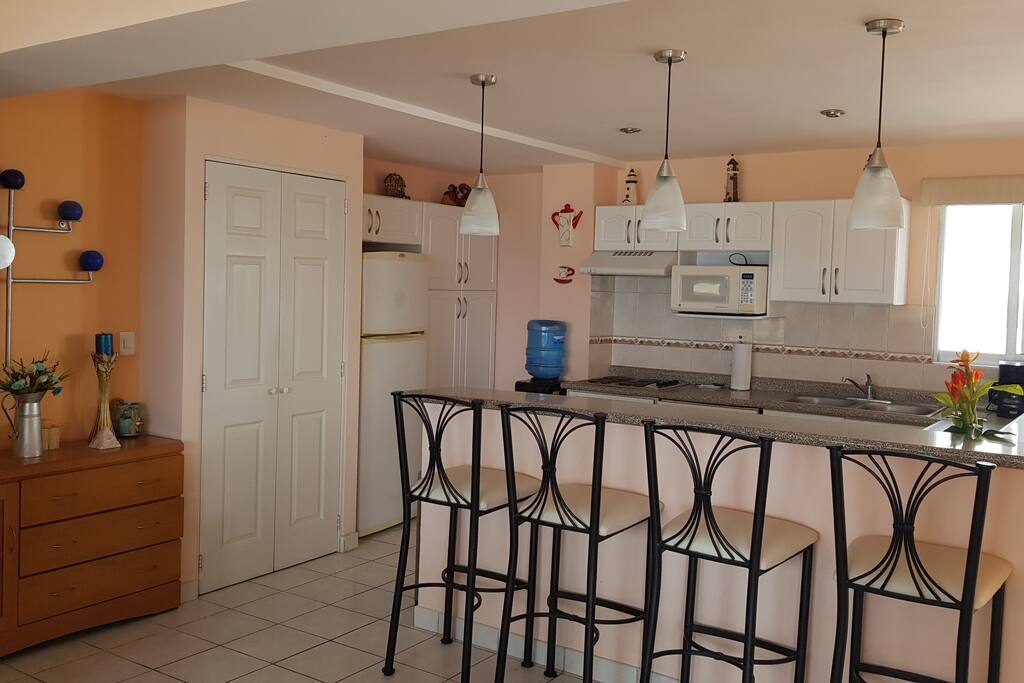 Barra desayunadora, con agradable decoración