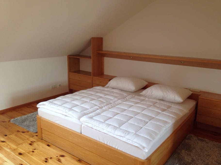 Schlafzimmer 1