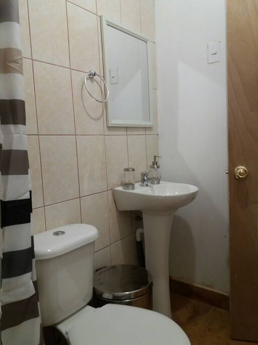 baño comodo con agua caliente en la ducha y lavamanos