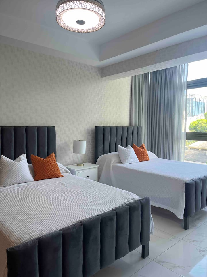 ห้องนอนพร้อมเตียงขนาดเต็มรูปแบบสองเตียง 