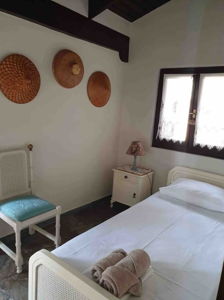 Maison principale chambre très connectée avec un lit simple
