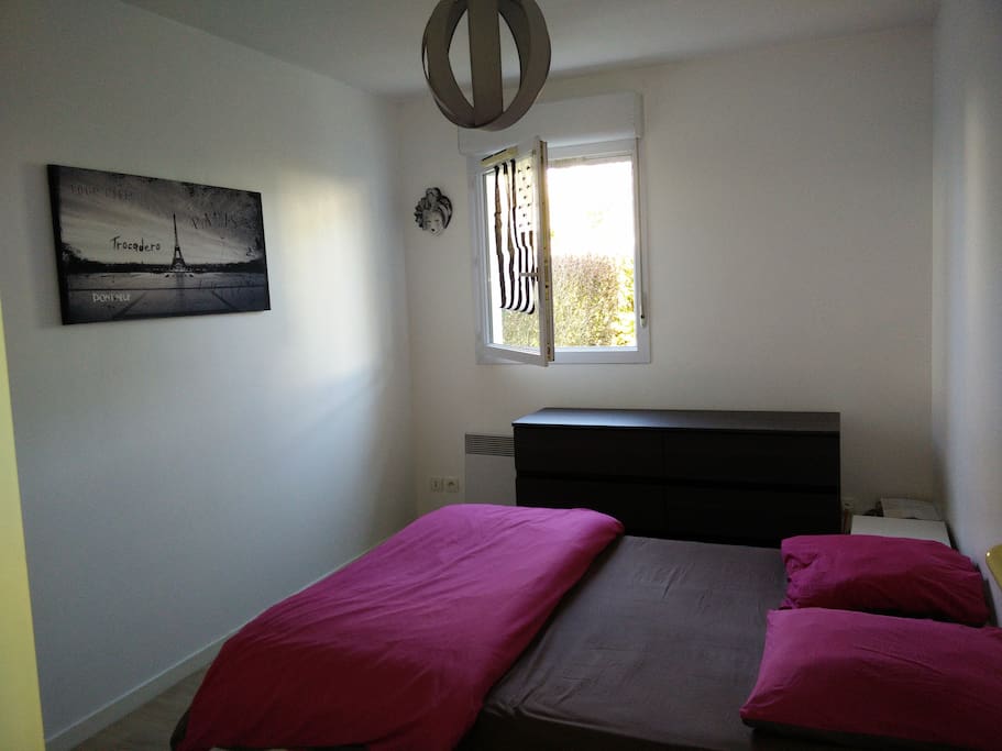 une chambre avec un lit double