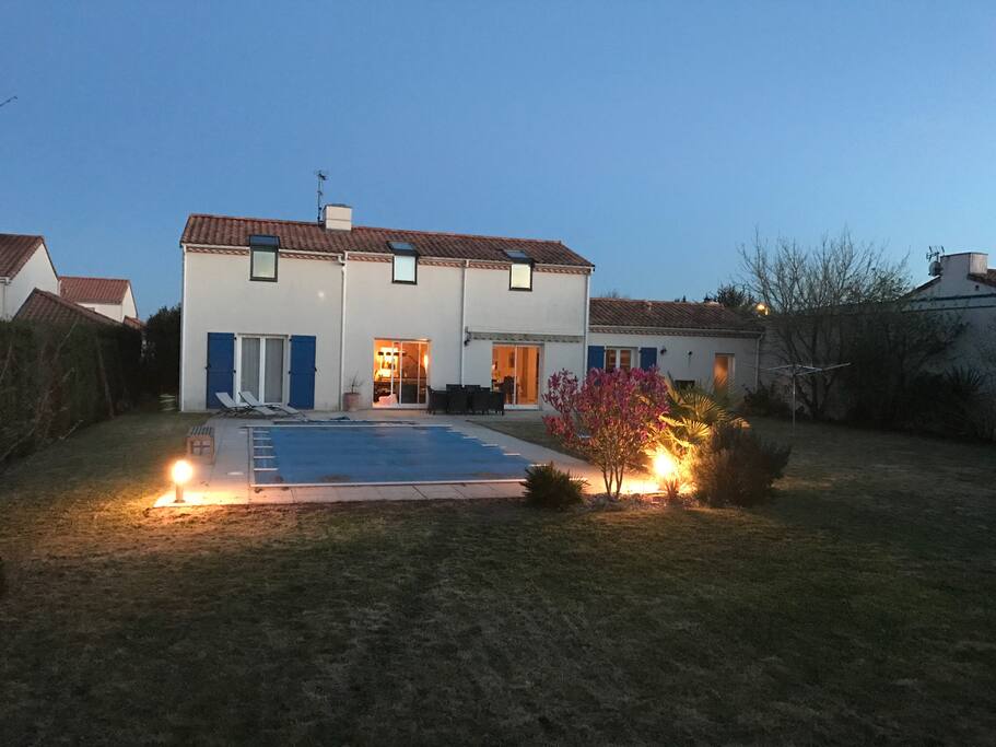 Maison vue jardin (la chambre est à l'étage à gauche)