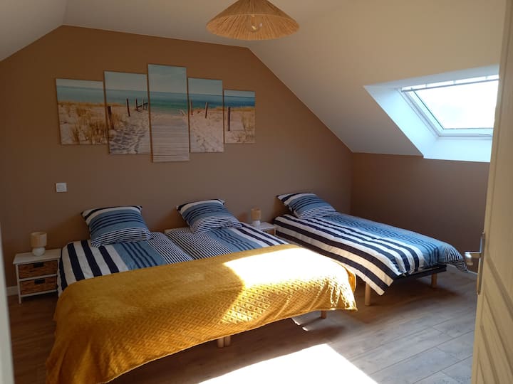 เตียงเดี่ยว 3 หลัง: 2 เตียง 90 x 200 และ 1 เตียง 90 x 190
ผ้าปูที่นอนและผ้าเช็ดมือรวมอยู่ในอัตรา