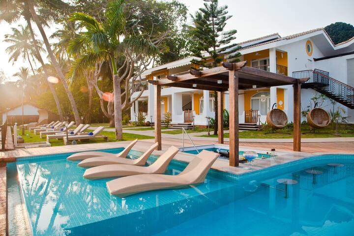 Fall in love with unmatched riverside room in Baga