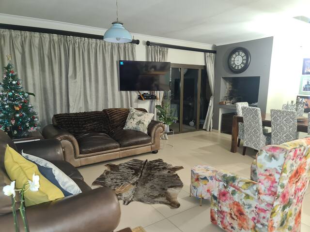 3 bedroom house with mountain views gallery image 4