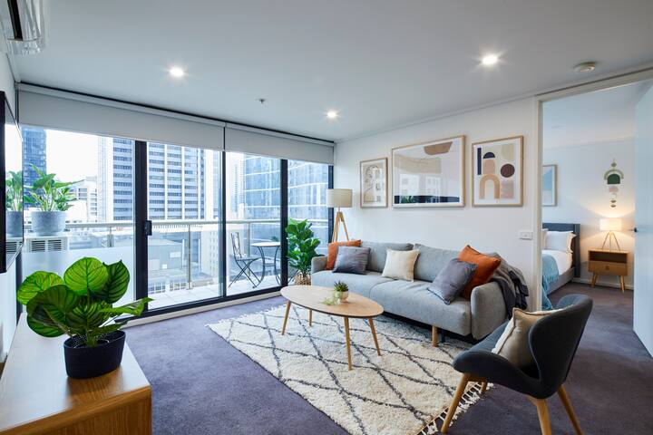 Melbourne CBD Apartment: City Views Pool & Parking