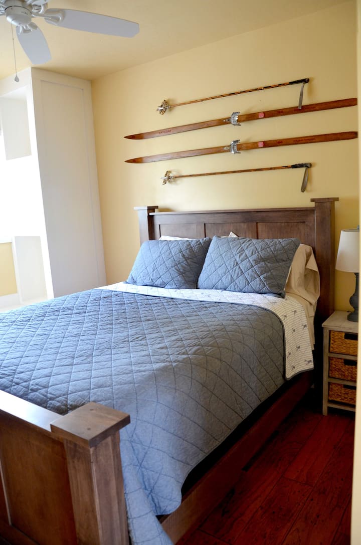 Spavaća soba na katu s 1 bračnim krevetom ( 