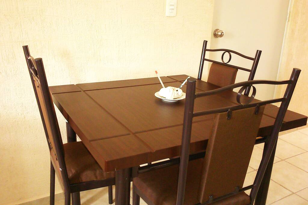 Desayunador para hasta 4 personas, ideal para compartir muchos platillos