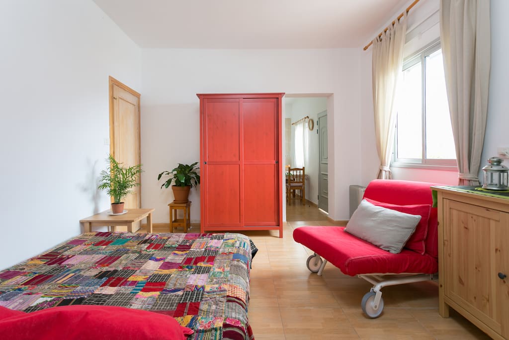 To sleep and enjoy, four adults comfortably.
Para dormir y disfrutar cuatro adultos cómodamente.