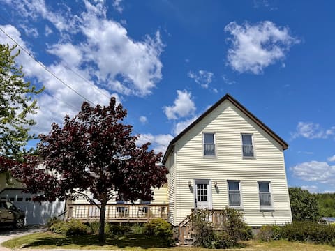 Cozy & Walkable Winter Harbor Home next to Acadia