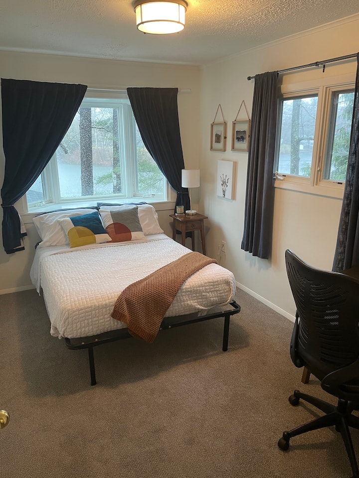 Spavaća soba 2 - bračni krevet, radni stol, udobna ležaljka; veliki prozor na jezeru. 