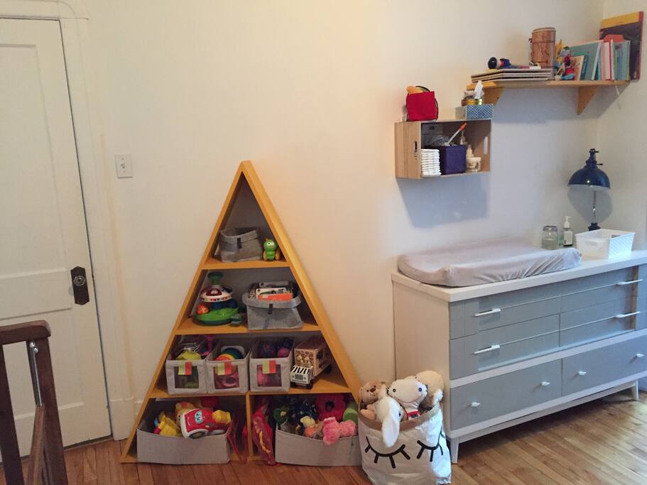 Chambre d enfant, jouets et table à langer.