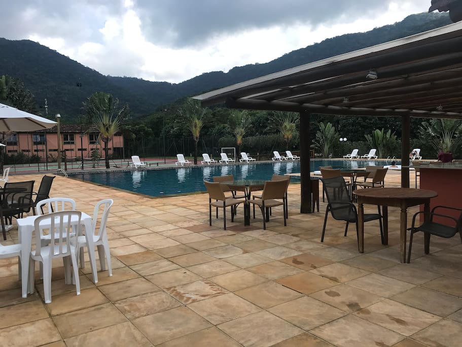 Um ambiente de integração, piscina com ofurô, uma quadra de futebol e duas quadras de tênis.