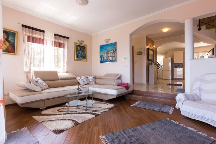 Luxury Apartment Emily with Sea View and Pool