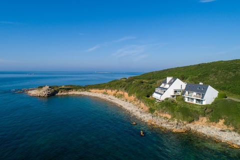 180° panoramic views of the islands and the wild coast