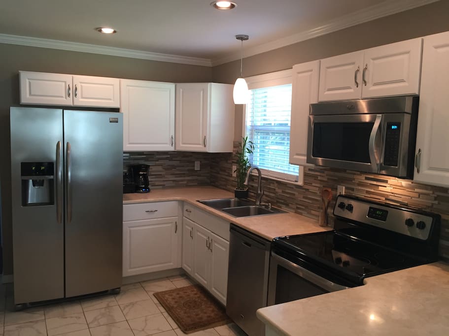Granite counters and new appliances/dishwasher