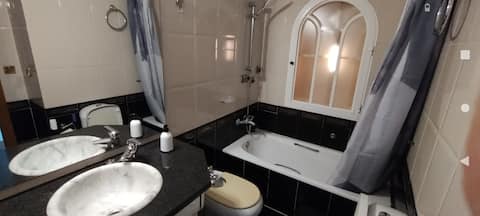 Private Bathroom, 15 min. from Downtown, with AC Air